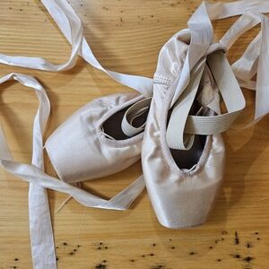 Capezio Donnatella 8M Dead Pointe Ballet Shoes